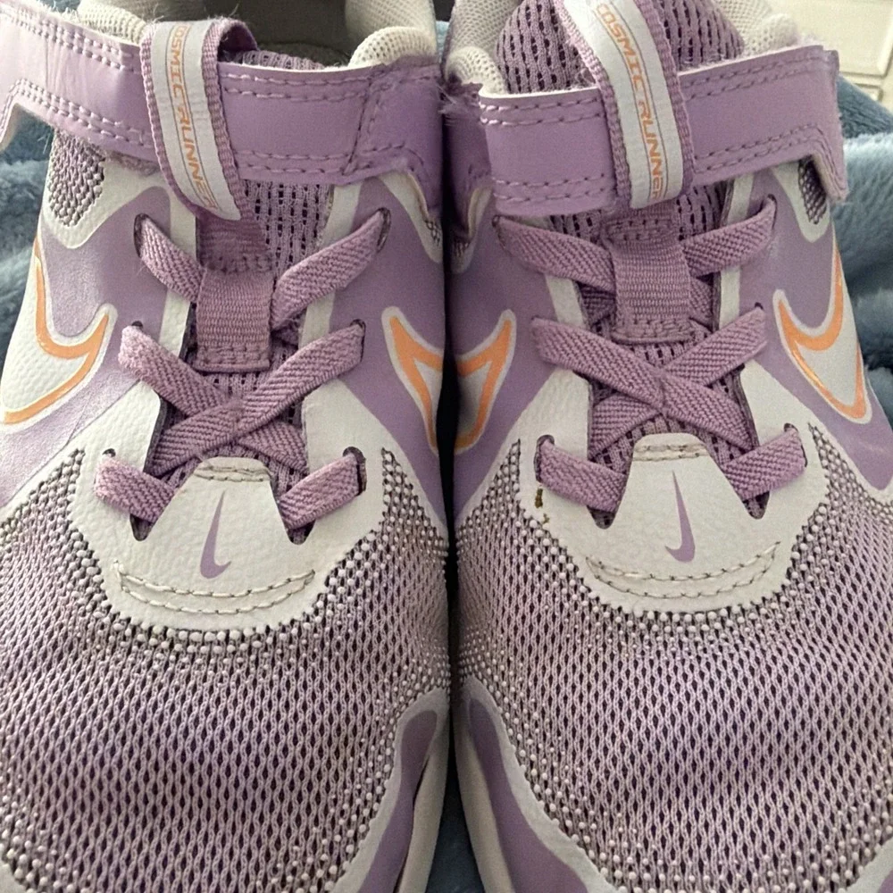 Nike Youth Sz 1.5Y Girls Cosmic Runner GS Shoes Purple Violet Star